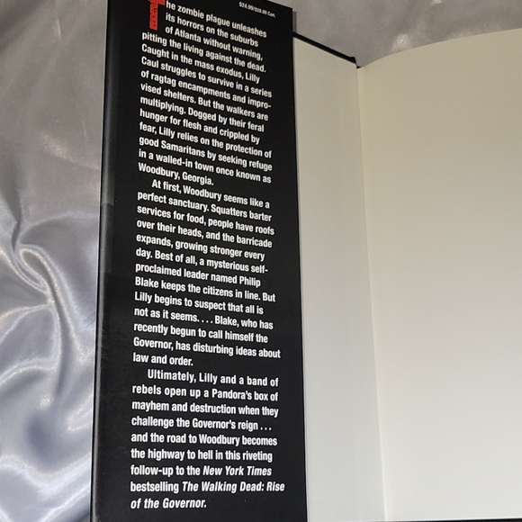 🤍 - The Walking Dead The Road to Woodbury Hardcover - Picture 6 of 6